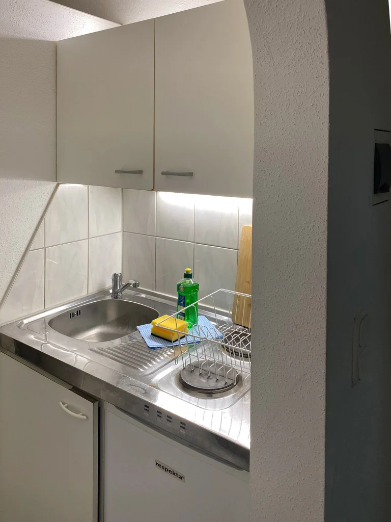 38-3-bett-zimmer-motel-kuche-D